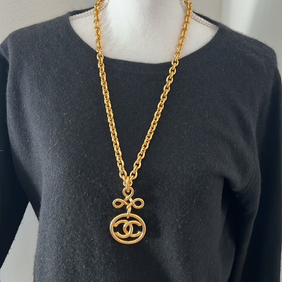 CHANEL RARE Gold plated necklace chain 27”, CC logo 3” - Picture 4 of 8